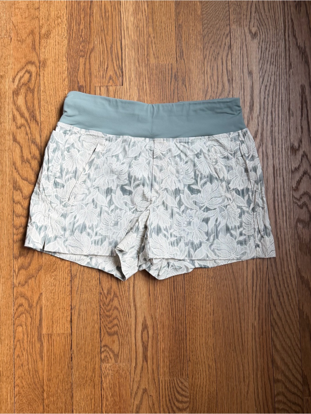 Athleta Trekkie North Grey & White Floral Print Hiking Shorts Size 4
